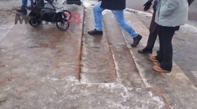 Аничков мост покрыла опасная ледяная «глазурь»