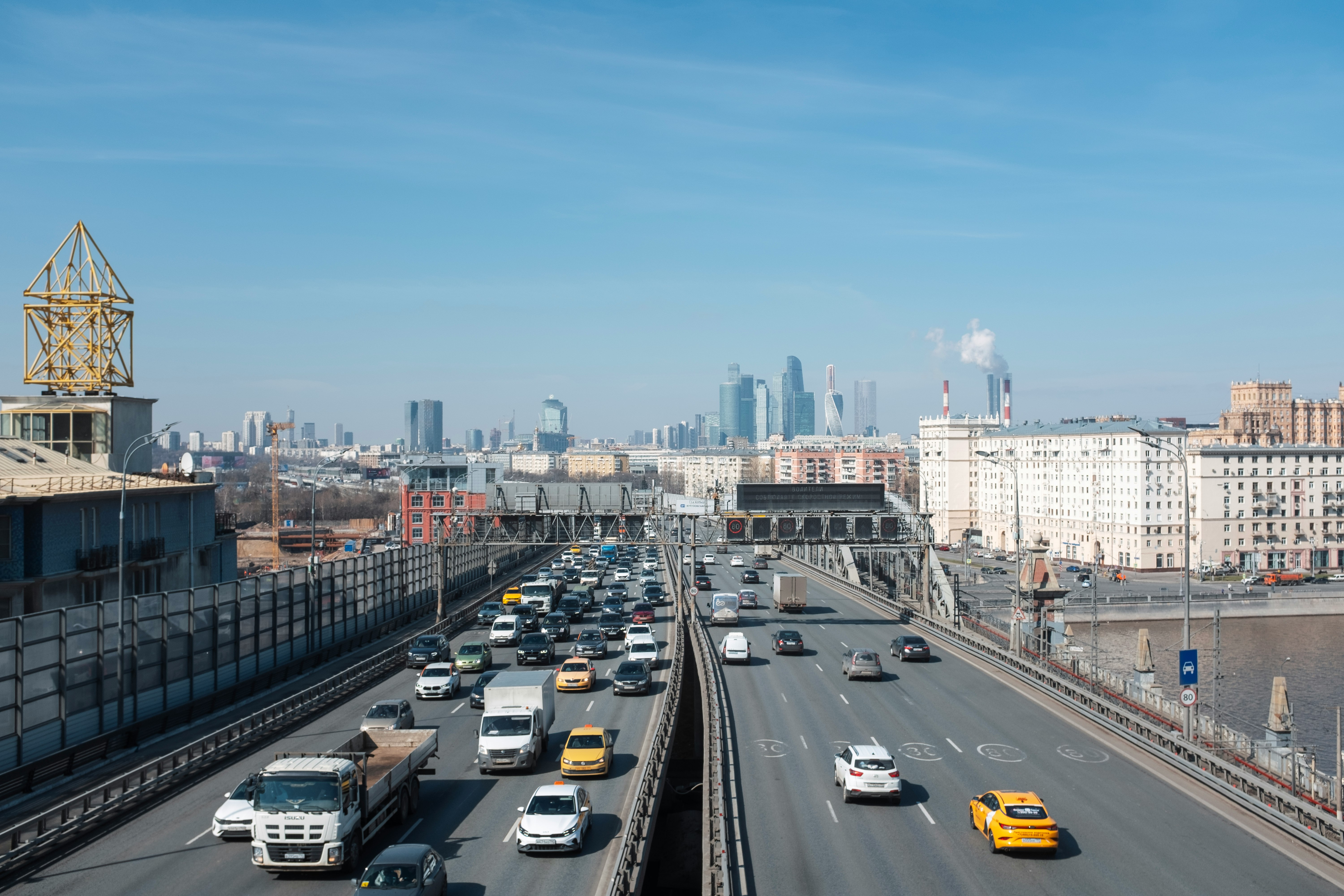 В Москве строят новый шестиполосный мост через Москву-реку