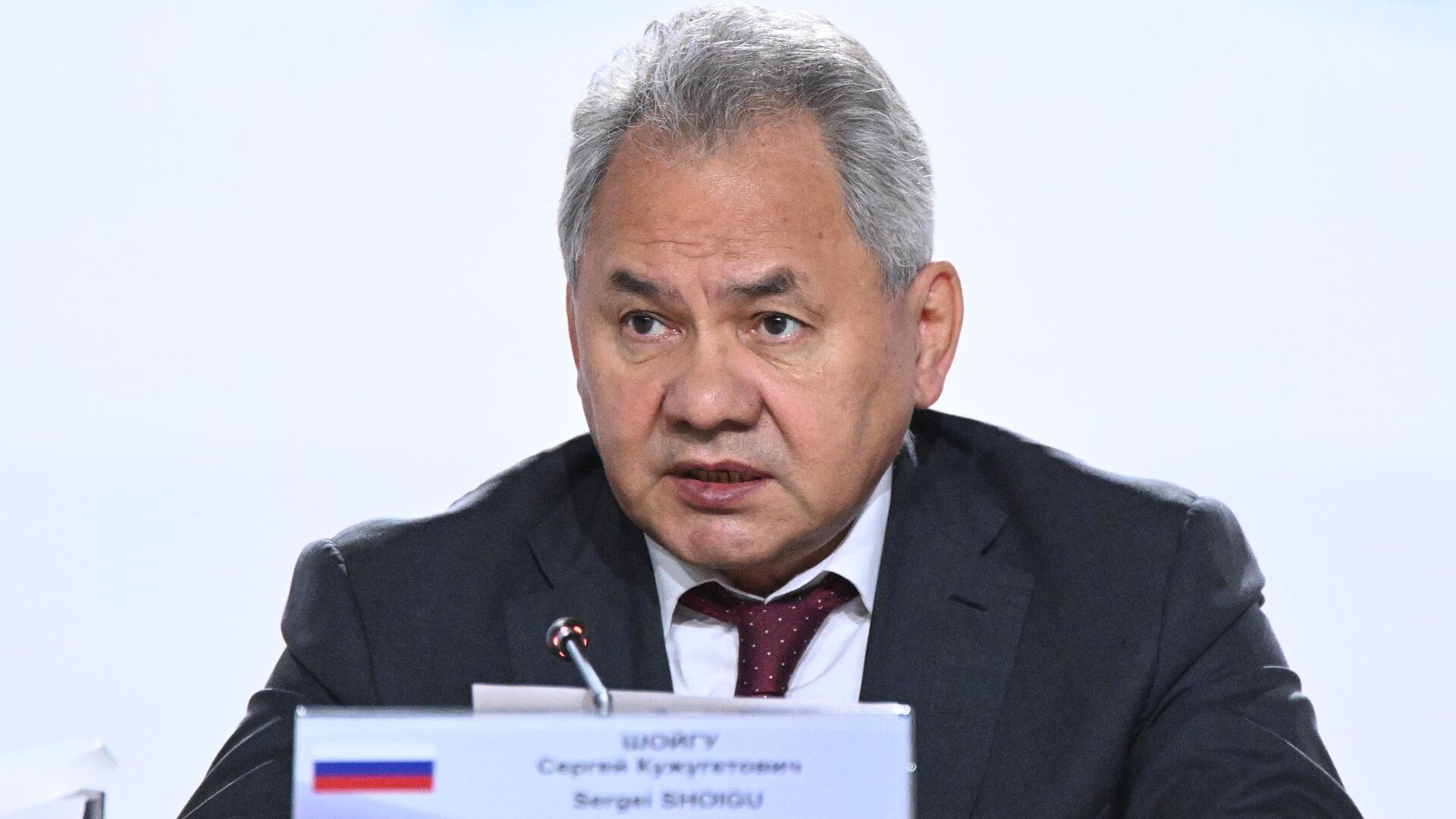 Шойгу призвал мониторить угрозы цветных революций, исходящие с Запада