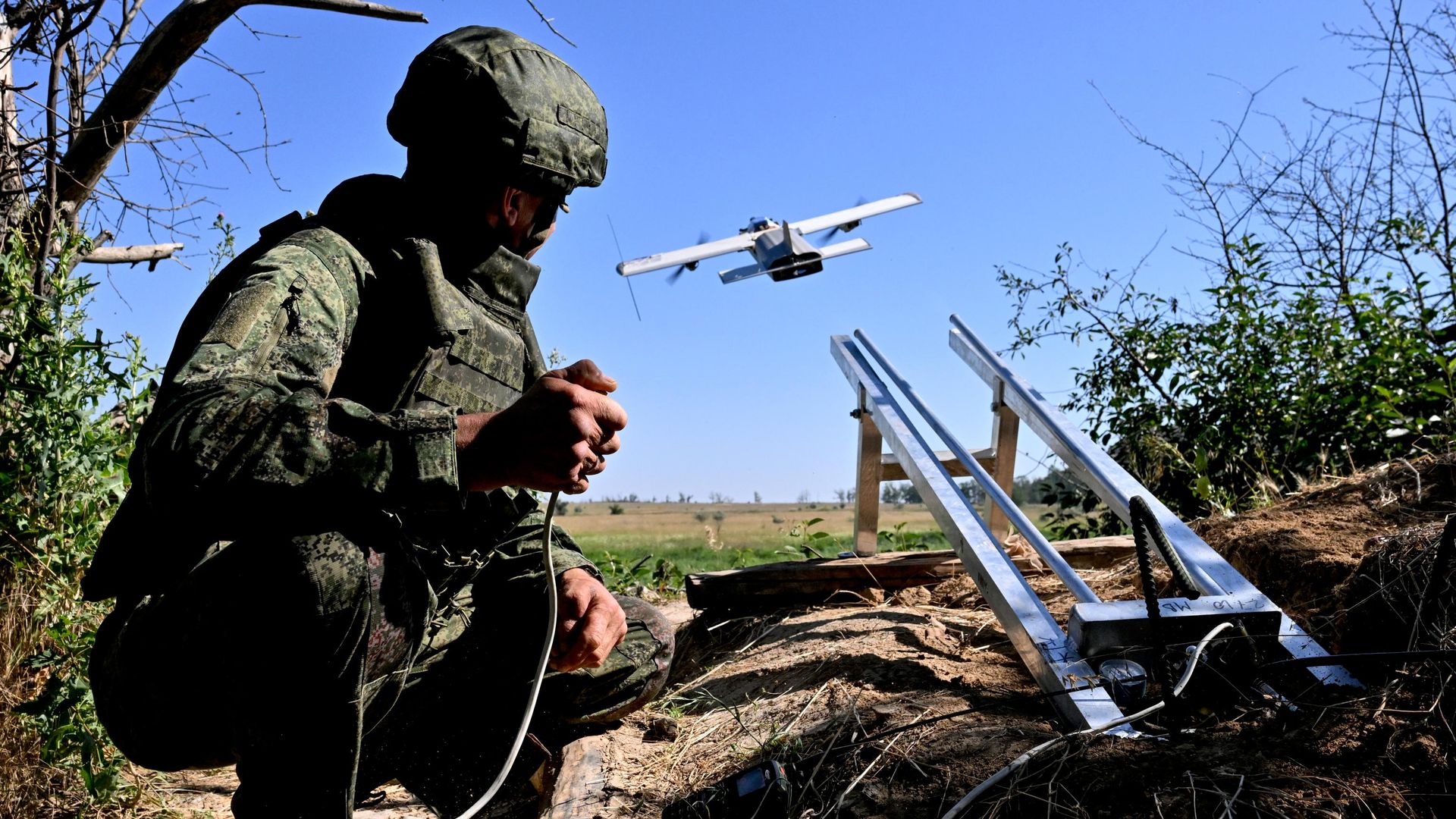 Операторы российских дронов уничтожили пункт управления беспилотниками ВСУ