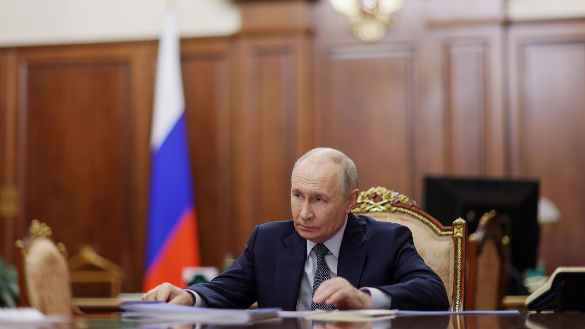 Путин сообщил о мерах по снижению бюрократии в школах