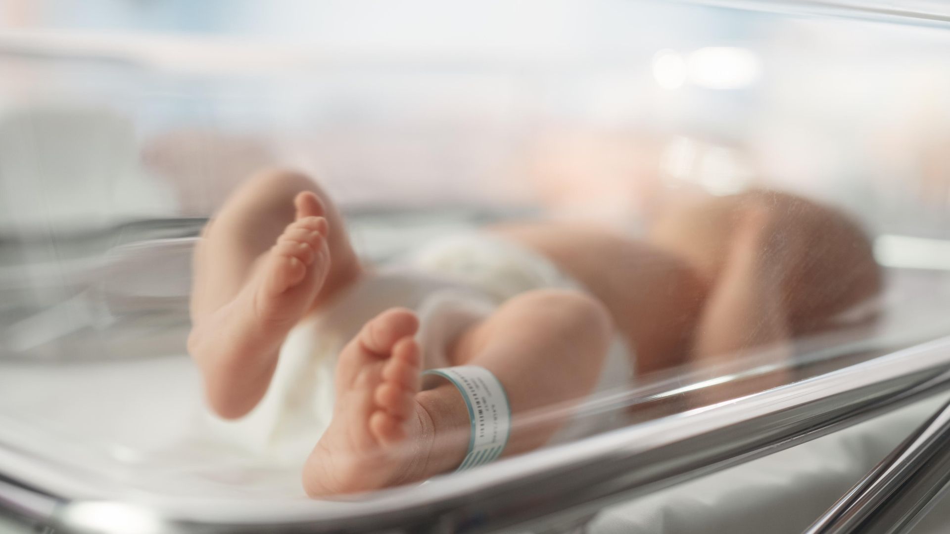 Безопасно ли купать младенцев в водопроводной воде: комментарий врача