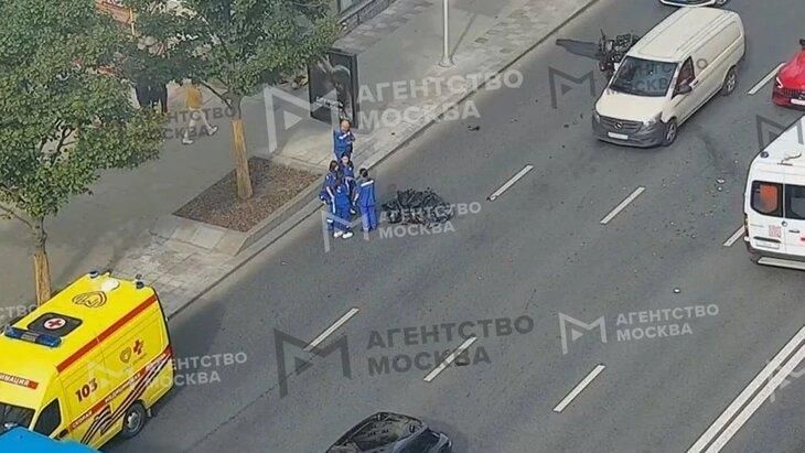 Экстренные службы оперативно прибыли на место аварии с мотоциклом и каретой скорой помощи