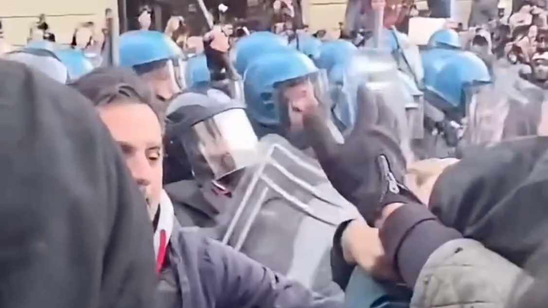 В Турине проходит митинг против поставок оружия и роста цен на жизнь